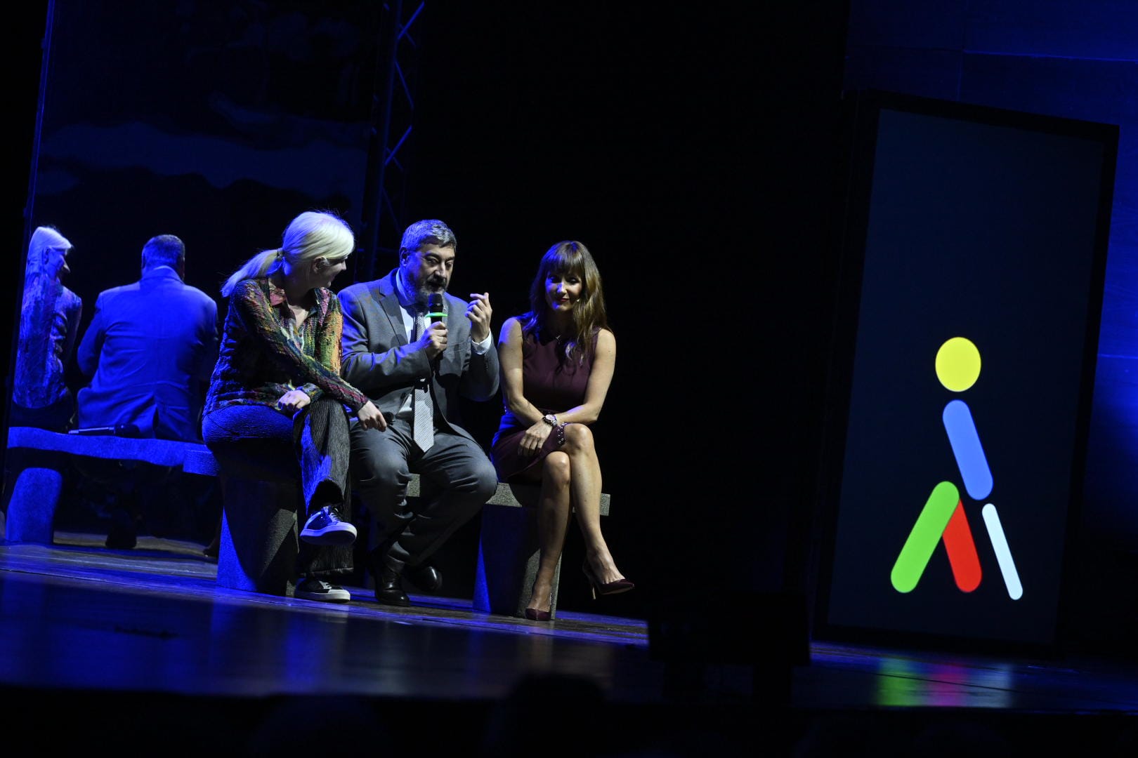 José Luis Pinto junto a Patty Bonet y Laura Ferrer en la Gala de los Premios Solidarios Grupo Social ONCE Extremadura 2026