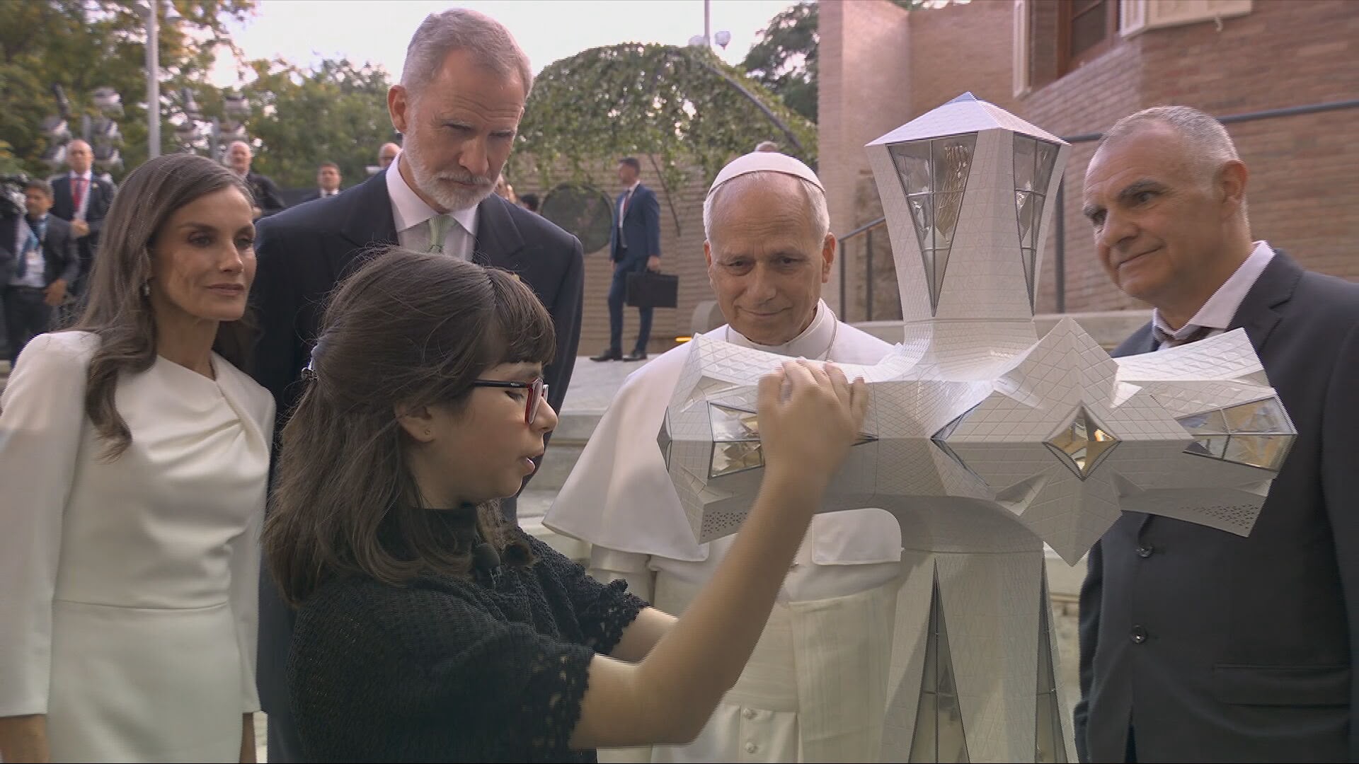 Momento en el que Valentina explica la Torre de Jesús al Papa León XIV en presencia de los Reyes de España