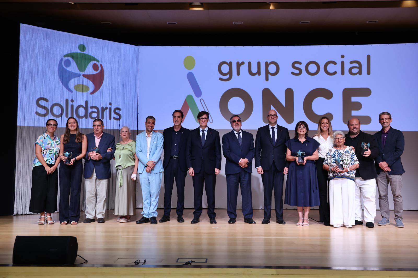 Foto de familia final de la gala de entrega de los Premios Solidarios del Grupo Social ONCE Cataluña 2026