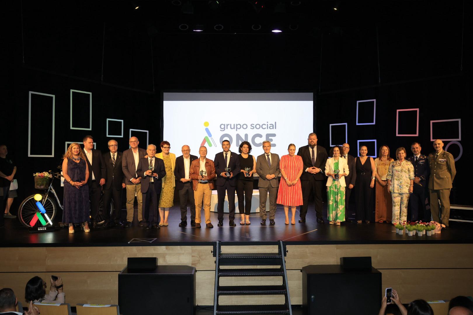 Foto de familia con todos los premiados, autoridades y entregadores sobre el escenario