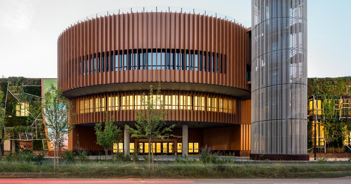 Fachada curva del Palacio de Congresos Europa