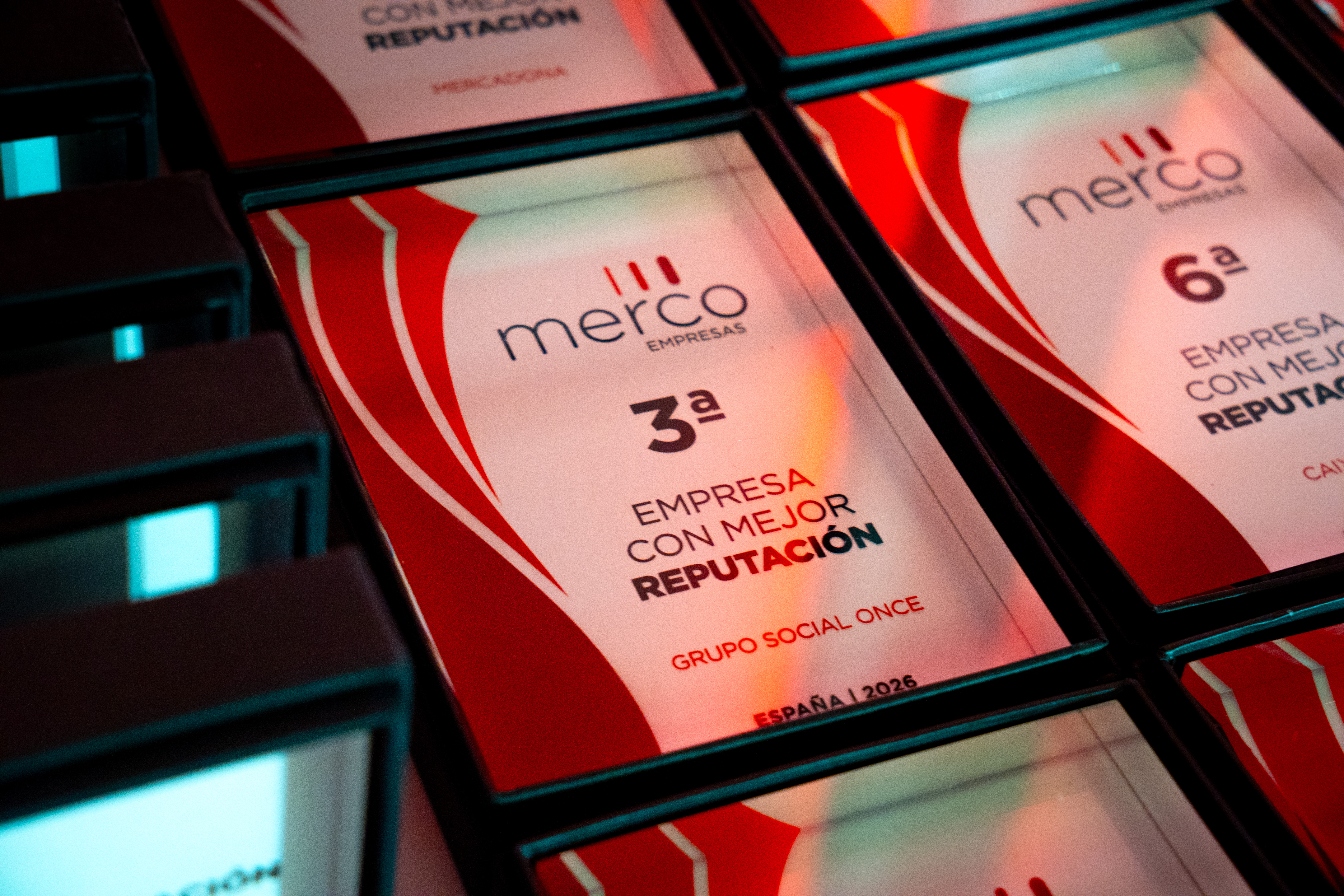 Placa de tercer premio a Grupo Social ONCE en ránking Merco.