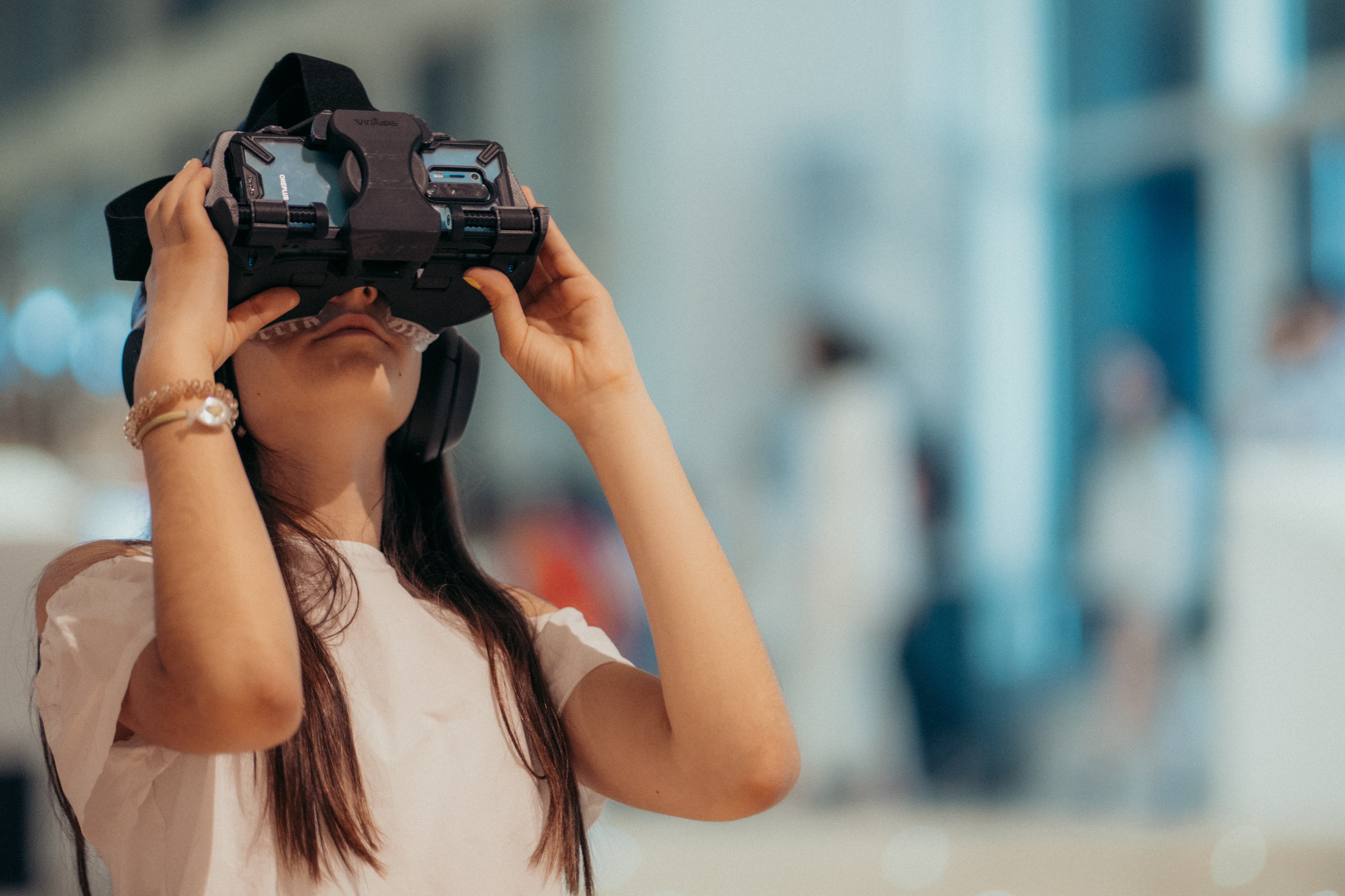 Una joven con gafas de Realidad Virtual