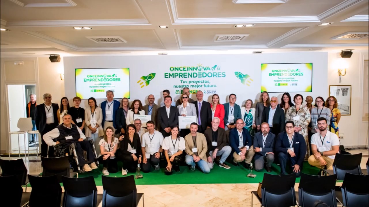 Imagen de la final del Reto Emprendedores 2024. Hay un grupo numeroso de personas en un escenario, posicionadas para hacer una foto de grupo como remate del evento del Reto emprendedores.