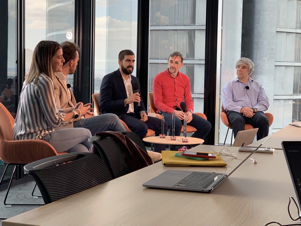 Un grupo de personas sentadas en el acto de proclamación de ganadores del Hackaton