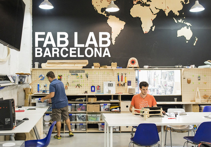 espacio de trabajo del Fab Lab Barcelona, con dos personas usando herramientas y materiales en un taller equipado con mesas, sillas y estanterías organizadas.