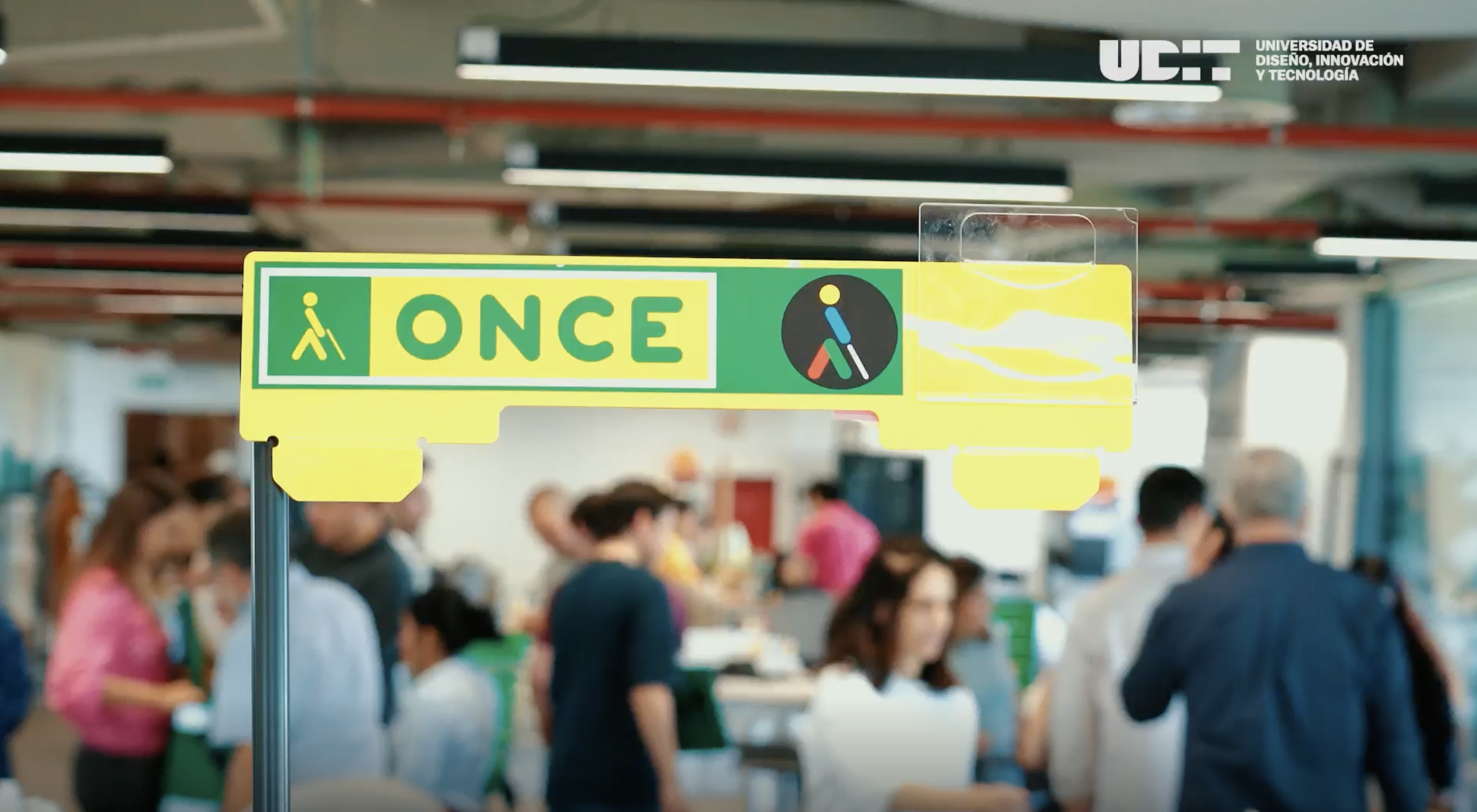 Detalle de uno de los prototipos desarrollados durante el hackathon, mostrando una propuesta de señalización y visibilidad para los futuros expositores de la ONCE.