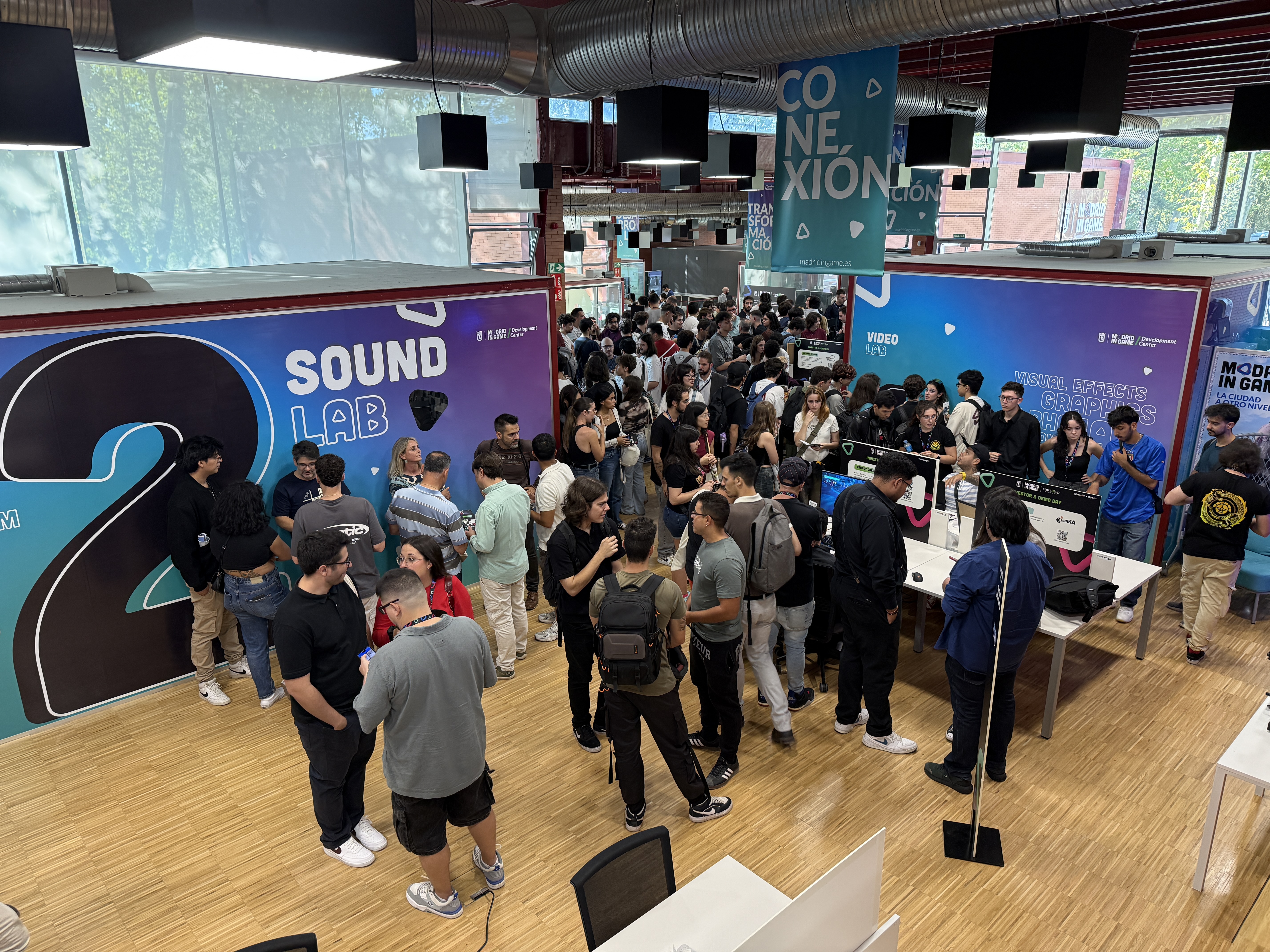 Espacio principal de Madrid in Game, el campus de emprendimiento e innovación dedicado al videojuego, donde decenas de personas participan en actividades, demostraciones y encuentros profesionales en un entorno abierto diseñado para fomentar la colaboración, la creatividad y el desarrollo de nuevos proyectos vinculados al sector del gaming.