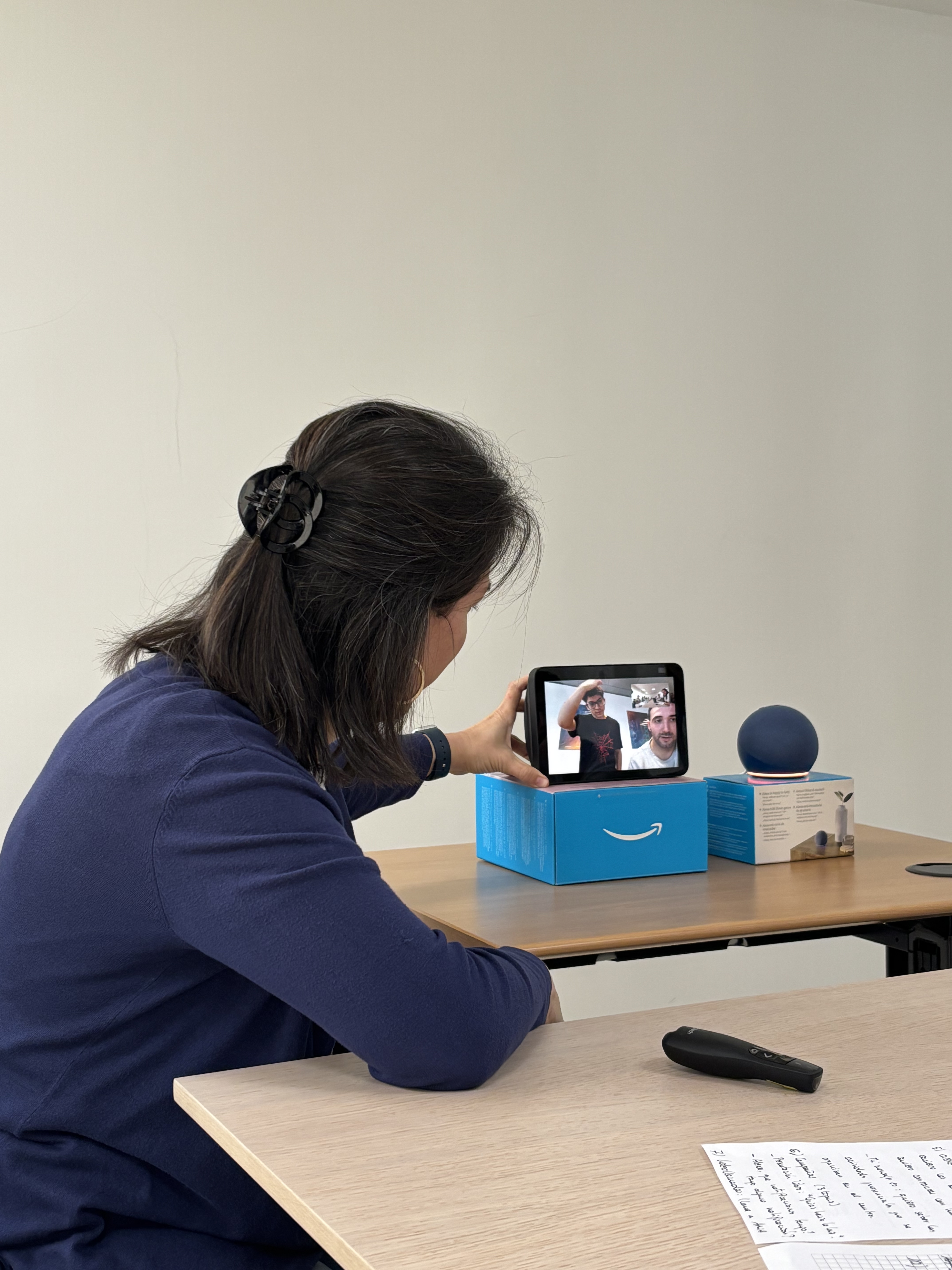 Nuria de YASYT interactúa con el dispositivo Alexa Echo Show, que muestra una videollamada