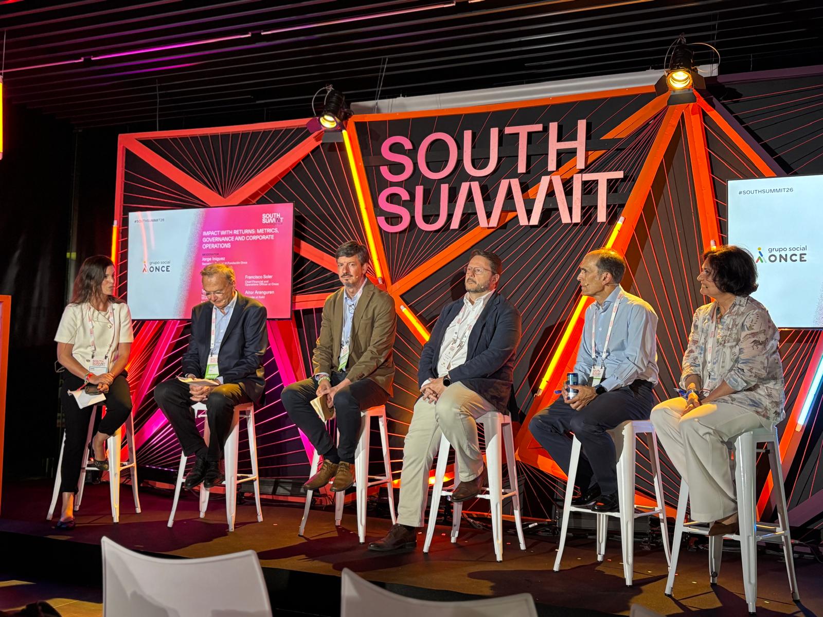 Mesa redonda celebrada en el espacio del Grupo Social ONCE dentro de South Summit. En la imagen participan varios representantes de organizaciones y empresas en una conversación sobre innovación, impacto social y crecimiento empresarial. Al fondo destacan los elementos visuales de South Summit y del Grupo Social ONCE.