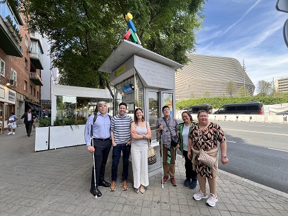 Foto de grupo del Piloto Quiosco sin llave, delante de un kiosko en Madrid donde probaron la nueva cerradura