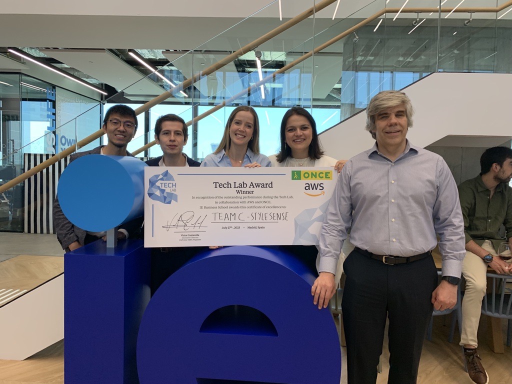 Foto de familia con unas letras gigantes y azules 