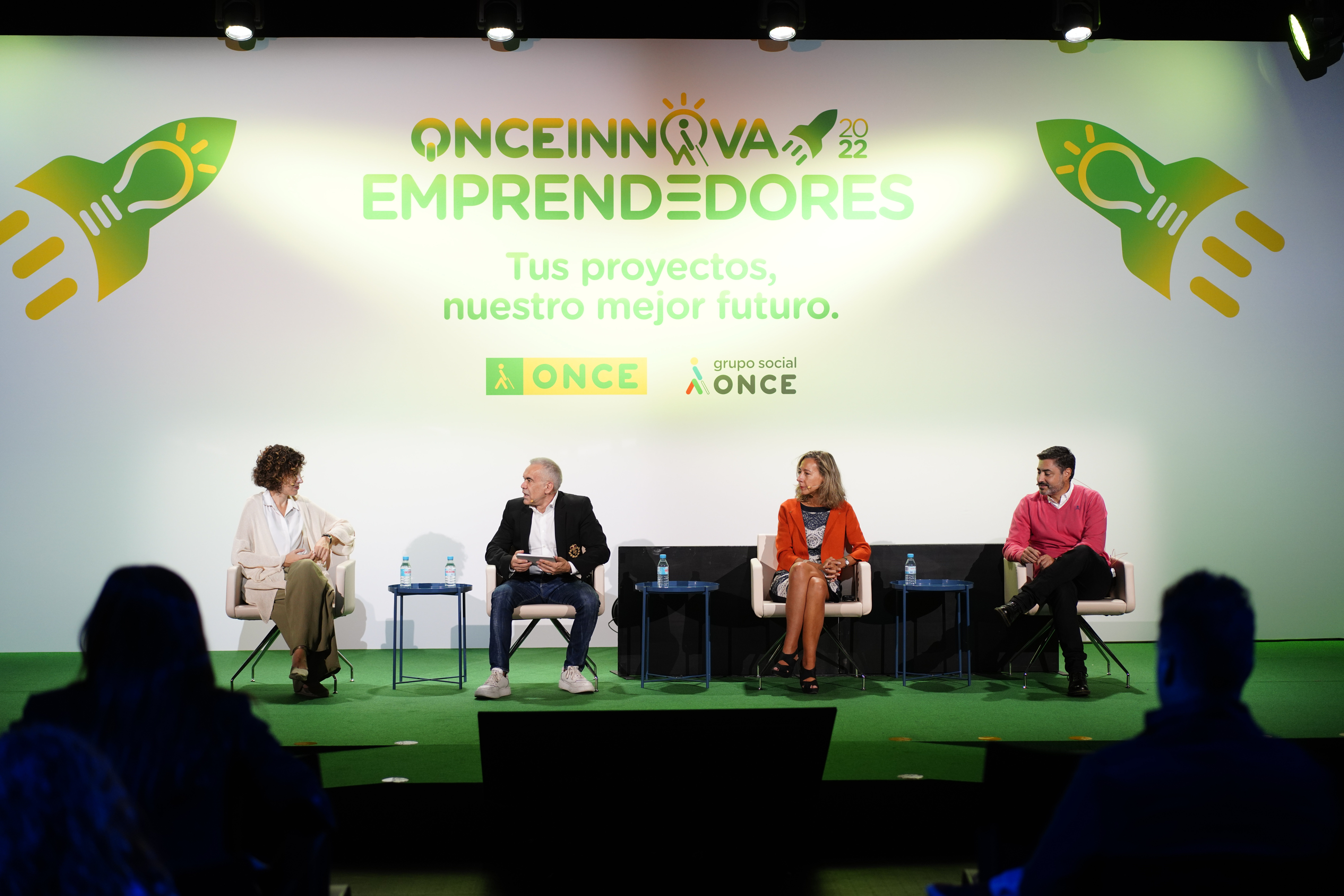 Mesa Panel de la anterior edición del Reto ONCE Innova Emprendedores. En la imagen salen 4 personas en un escenario, charlando a modo 