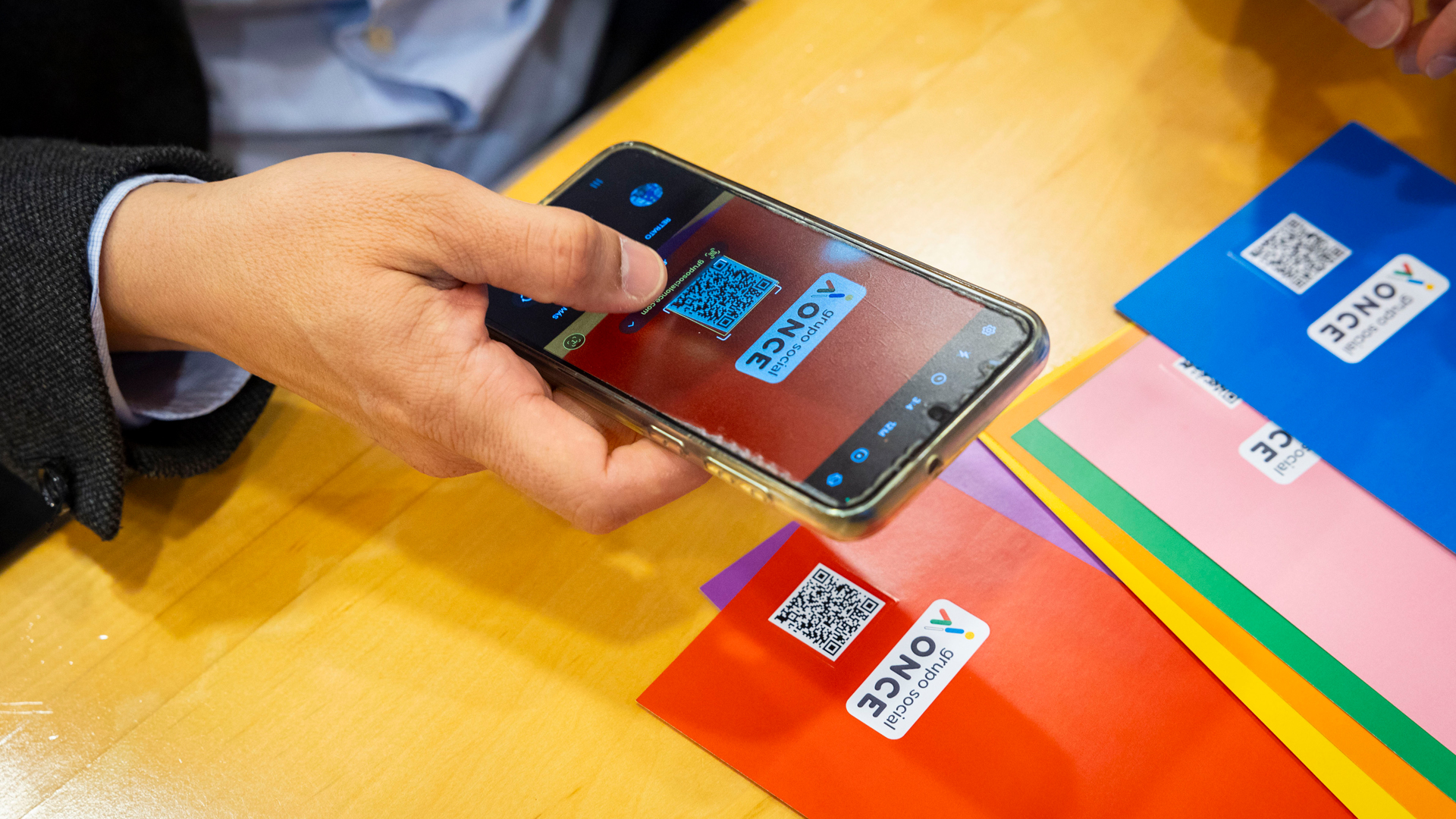 Eurodiputado escaneando con su móvil el código QR de las papeletas