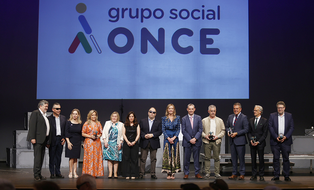 Foto de familia en el escenario del Teatro Colón de A Coruña de los Premios Solidarios Grupo Social ONCE Galicia 2024
