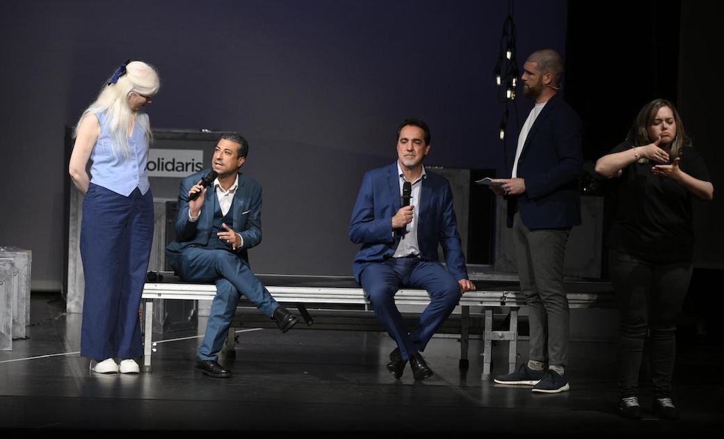 Foto de familia en el escenario del Teatro Colón de A Coruña de los Premios Solidarios Grupo Social ONCE Galicia 2024