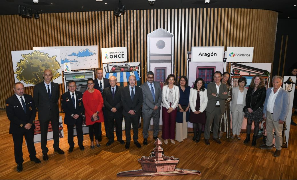 Foto de familia en el escenario del Teatro Colón de A Coruña de los Premios Solidarios Grupo Social ONCE Galicia 2024