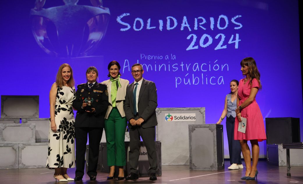 Foto de familia en el escenario del Teatro Colón de A Coruña de los Premios Solidarios Grupo Social ONCE Galicia 2024