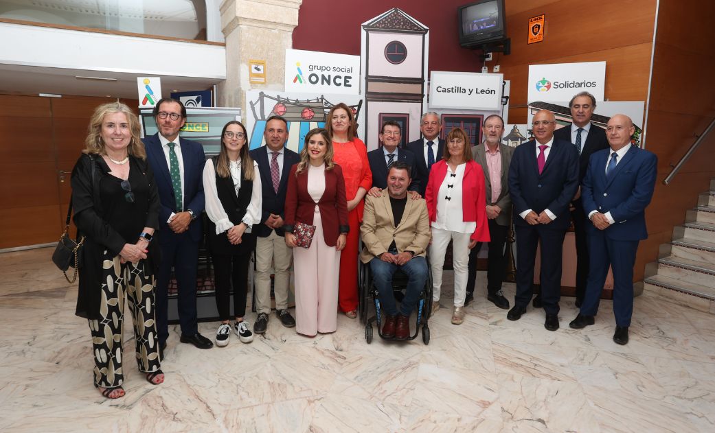 Foto de familia en el photocall de los Premios Solidarios Grupo Social ONCE Castilla y León