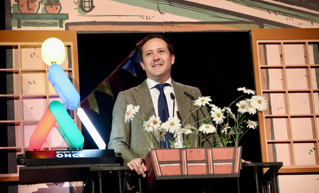 Foto de familia en el escenario del Teatro Colón de A Coruña de los Premios Solidarios Grupo Social ONCE Galicia 2024