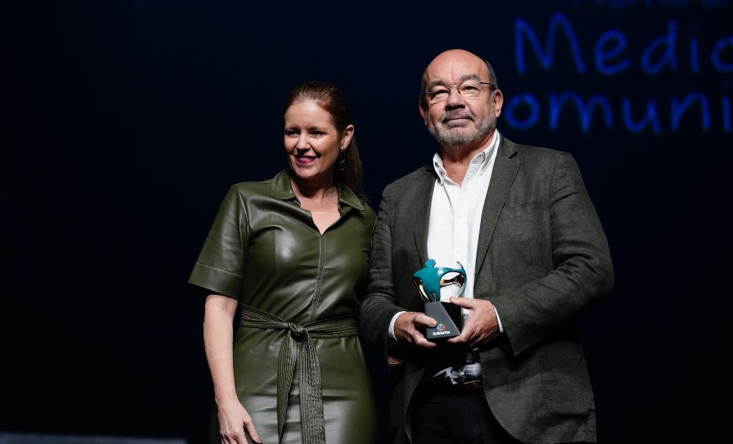 Foto de familia en el escenario del Teatro Colón de A Coruña de los Premios Solidarios Grupo Social ONCE Galicia 2024