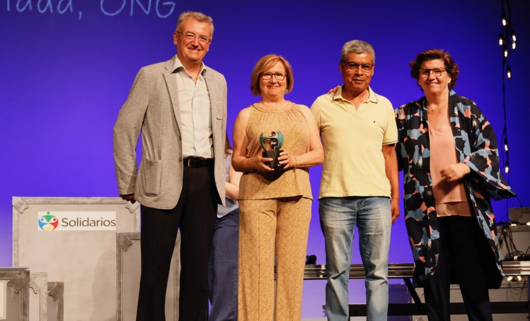 Foto de familia en el escenario del Teatro Colón de A Coruña de los Premios Solidarios Grupo Social ONCE Galicia 2024