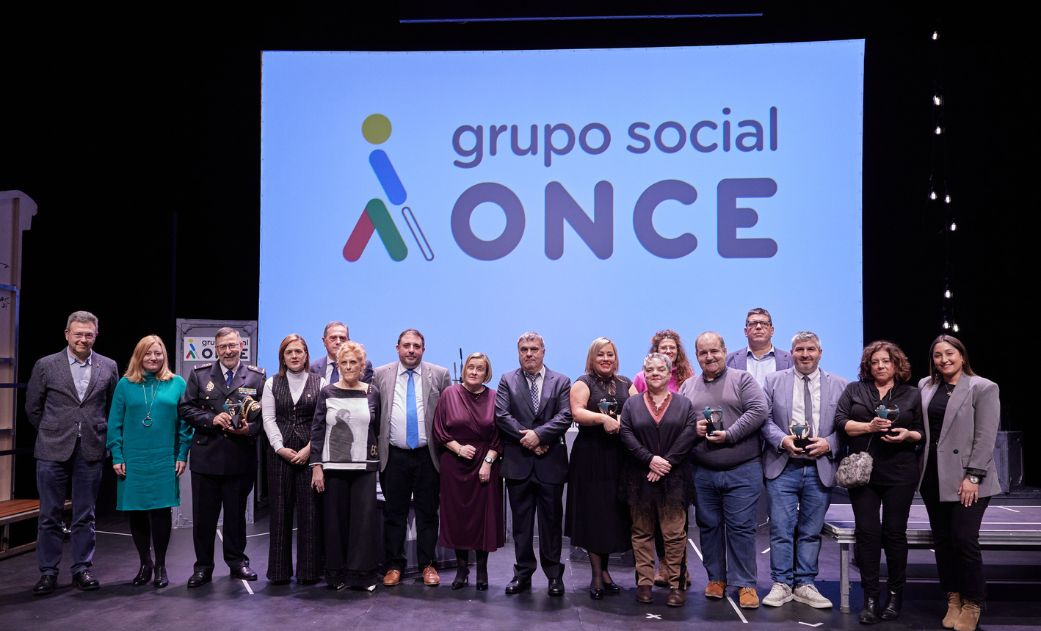 Foto de familia en el escenario del Teatro Colón de A Coruña de los Premios Solidarios Grupo Social ONCE Galicia 2024