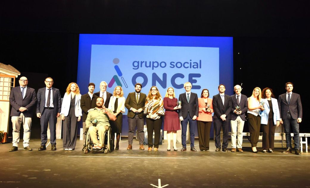 Foto de familia en el escenario del Teatro Colón de A Coruña de los Premios Solidarios Grupo Social ONCE Galicia 2024