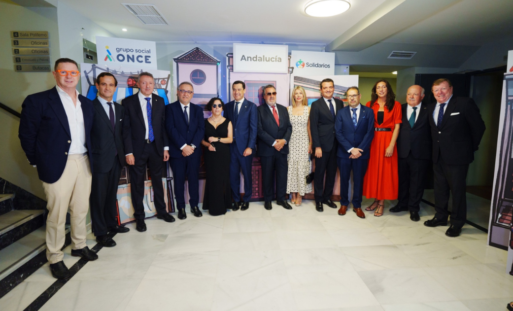 Foto de familia en el escenario del Teatro Colón de A Coruña de los Premios Solidarios Grupo Social ONCE Galicia 2024