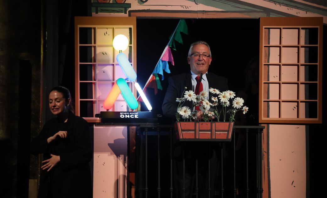 Foto de familia en el escenario del Teatro Colón de A Coruña de los Premios Solidarios Grupo Social ONCE Galicia 2024