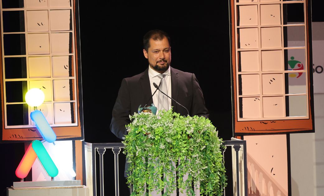 Foto de familia en el escenario del Teatro Colón de A Coruña de los Premios Solidarios Grupo Social ONCE Galicia 2024