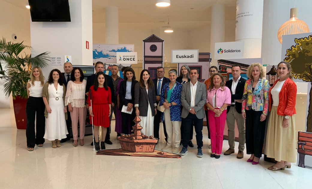 Foto de familia en el escenario del Teatro Colón de A Coruña de los Premios Solidarios Grupo Social ONCE Galicia 2024