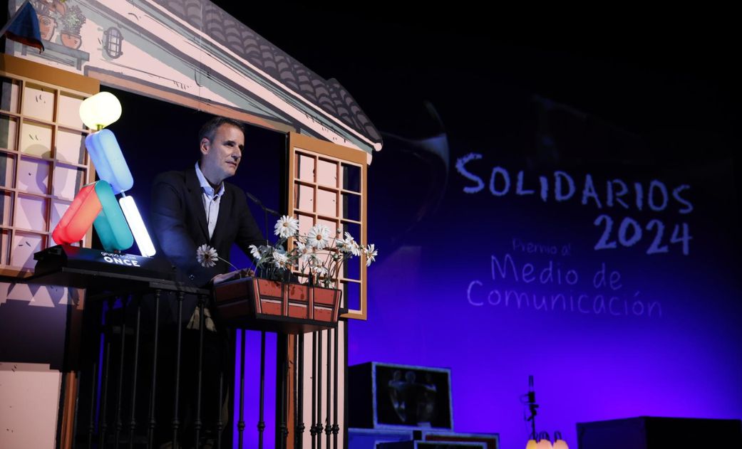 Foto de familia en el escenario del Teatro Colón de A Coruña de los Premios Solidarios Grupo Social ONCE Galicia 2024