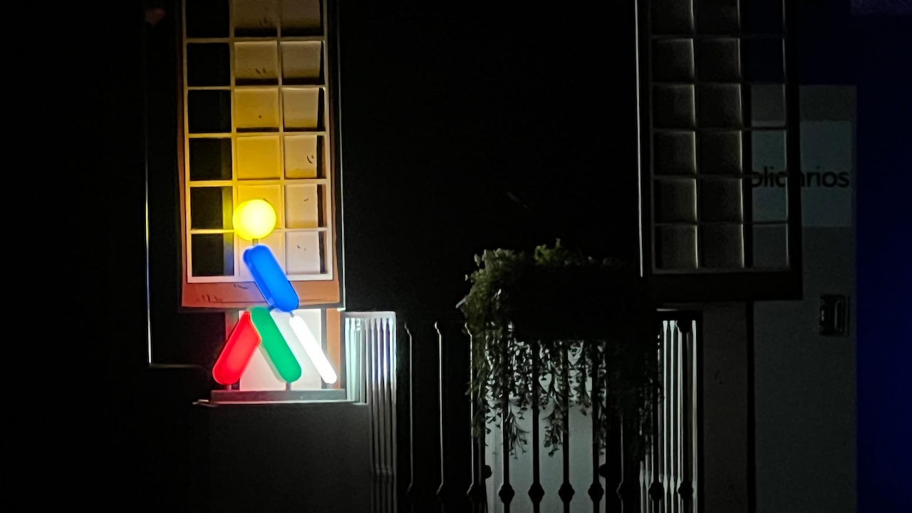 El Oncelio de colores iluminando el balcón de al solidaridad
