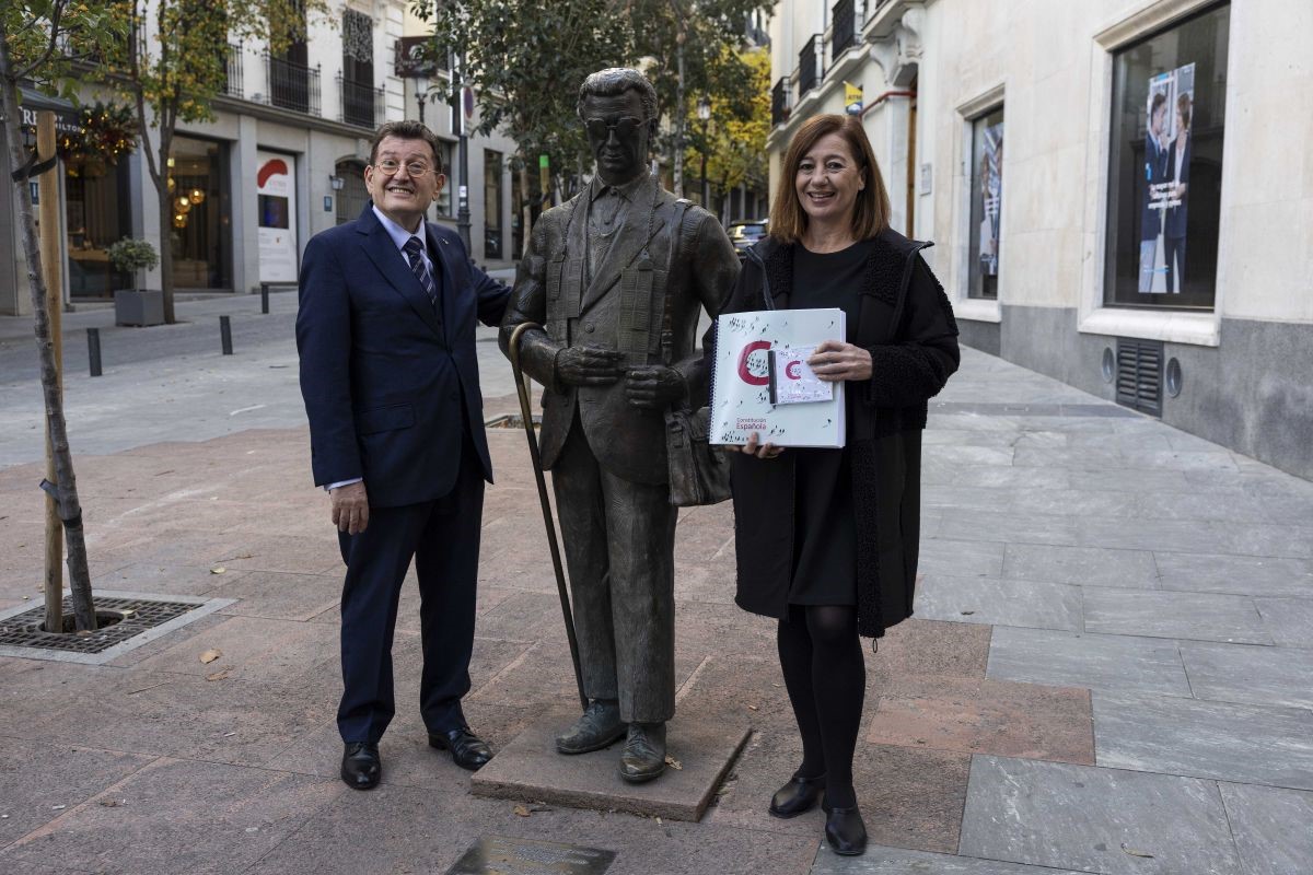 Ángel Sánchez, director general de la ONCE posa con Francina Armengol junto a la escultura homenaje al vendedor de la ONCE| Foto de Jorge Villa/Servimedia