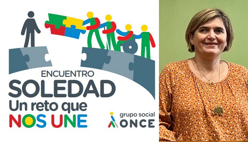 Mª José Sánchez Lorenzo junto a la imagen del encuentro sobre soledad organizado por el Grupo Social ONCE