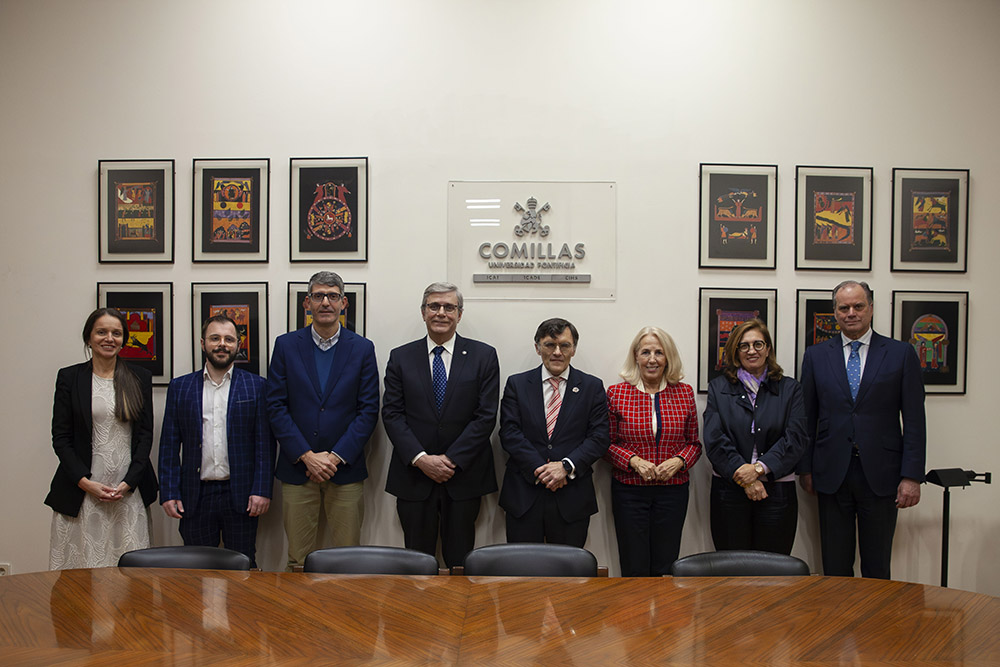 Foto de familia del convenio con la Universidad de Comillas Foto de familia del convenio con la Universidad de Comillas
