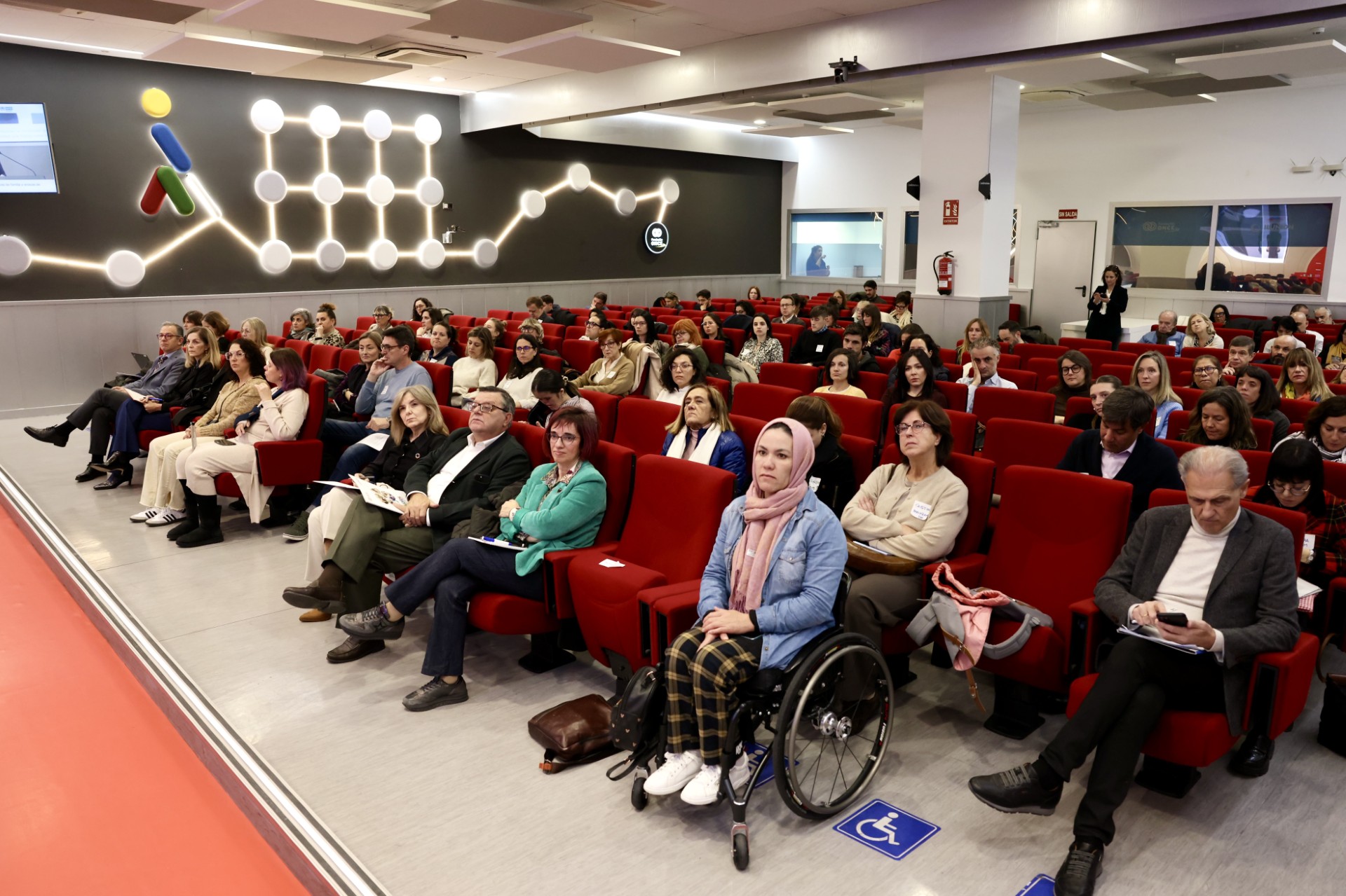 Imagen del salón de actos de Fundación asistentes al acto sobre refugiados con discapacidad