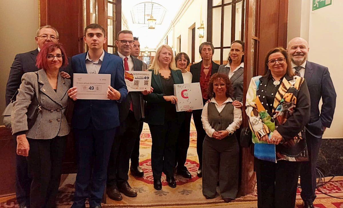 Foto de familia de la entrega de los ejemplares de la Constitución Foto de familia de la entrega de los ejemplares de la Constitución
