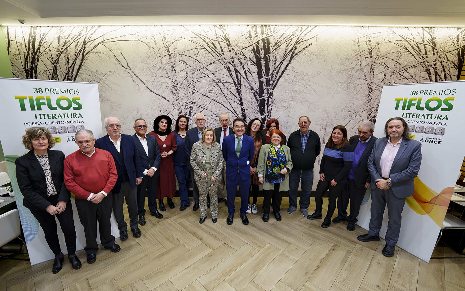 Foto de familia de todos los miembros de los jurados de los Tiflos de Literatura