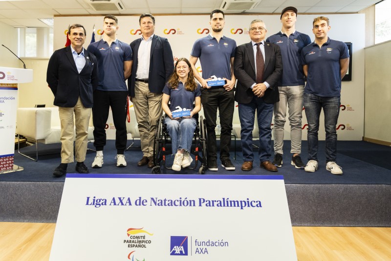 Foto de familia de la presentación de la Liga AXA de Natación Paralímpica