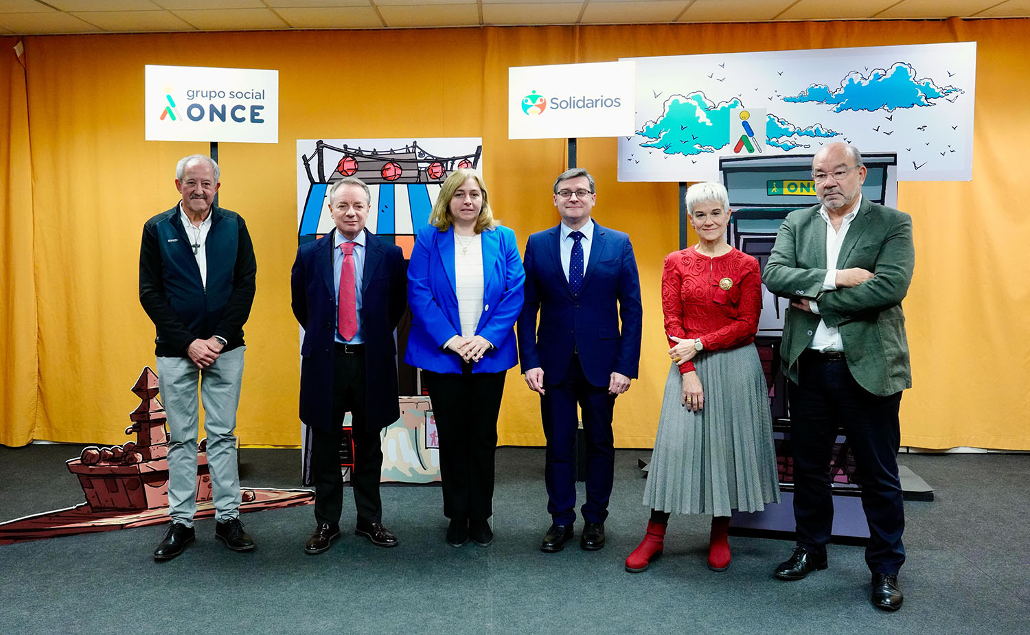 Foto de familia de los galardonados con los Premios Solidarios Grupo Social ONCE Madrid 2024