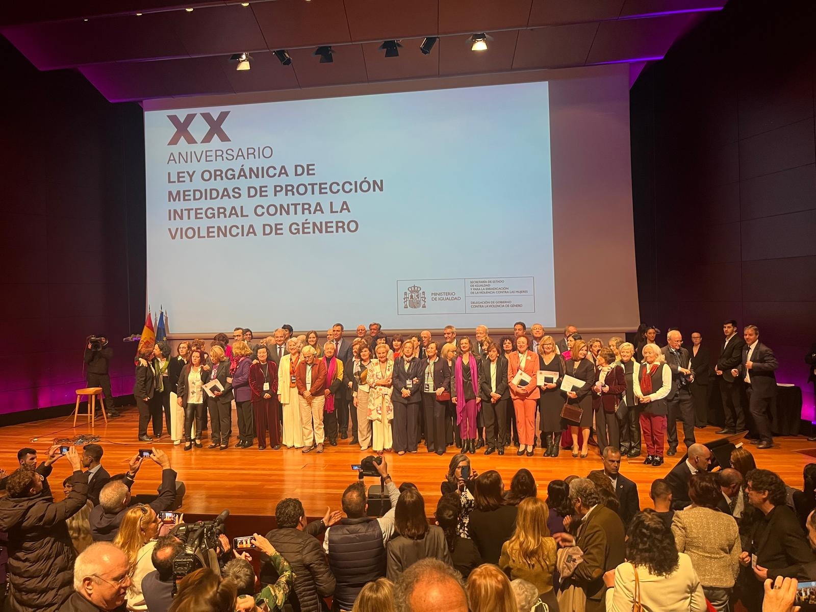 Ana Peláez, en el extremo izquierdo de la imagen, junto al resto de premiados y premiadas en una foto de familia