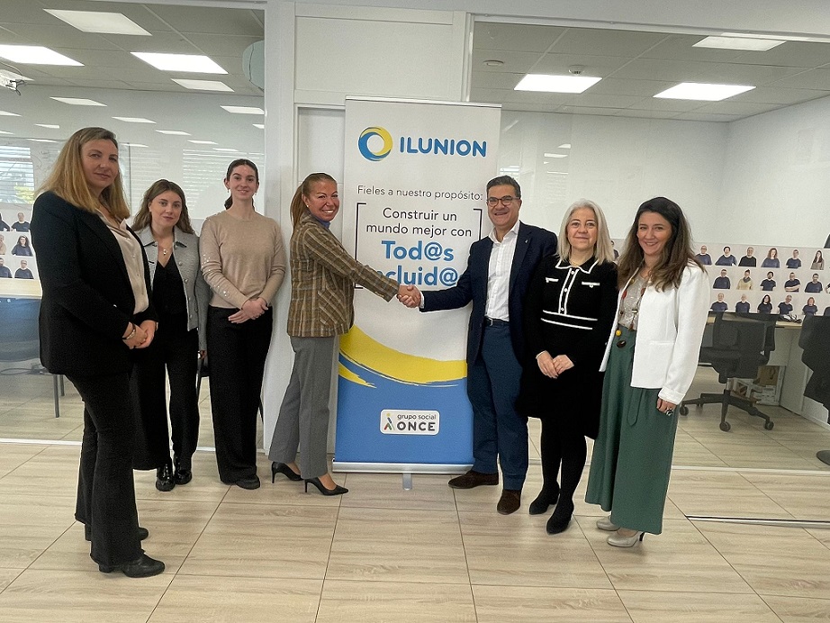 Foto de familia del acuerdo entre Ilunion JobSolution con Schreder Socelec