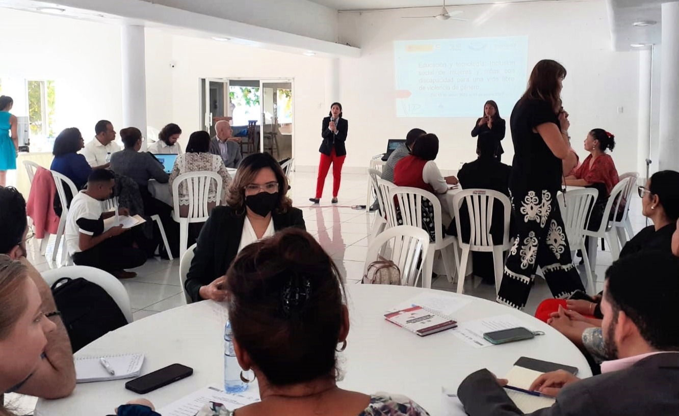 Estefanía Mirpuri presentando en proyecto
