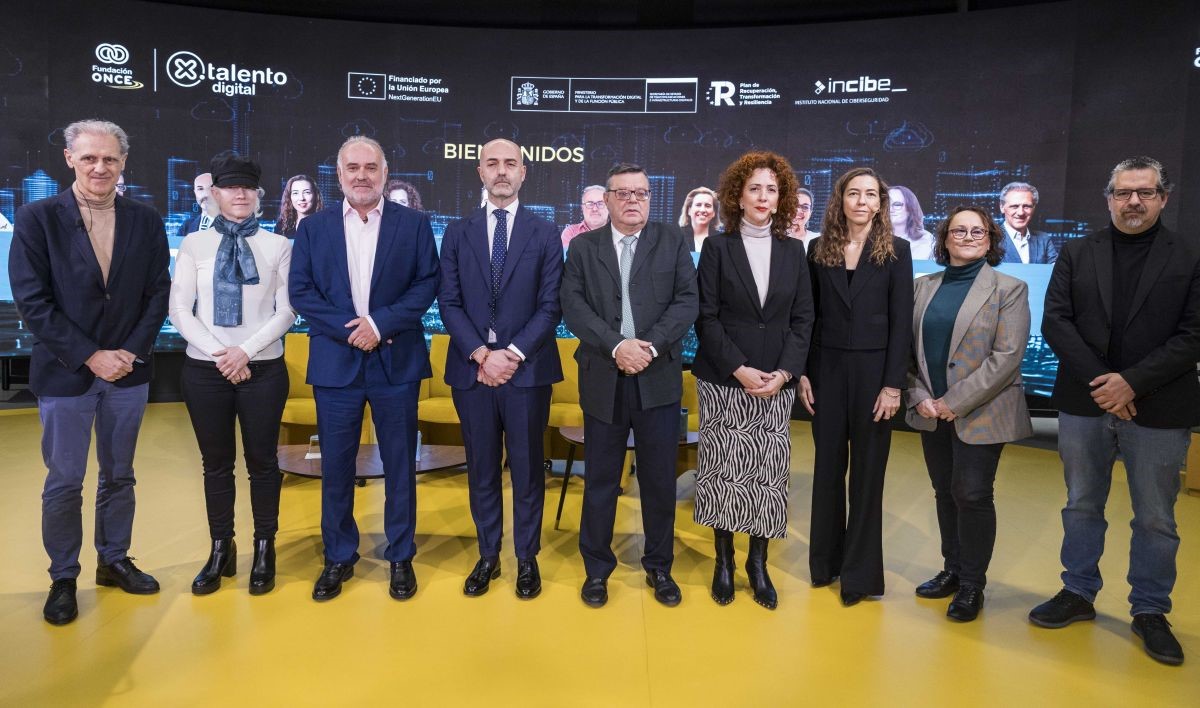 Foto de familia de responsables de Incibe y Fundación ONCE en la jornada sobre ciberseguridad