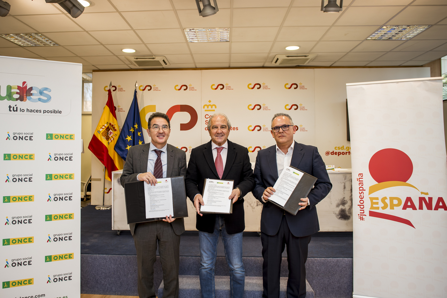 De izquierda a derecha, Andrés Ramos, Juan Carlos Barcos y Ángel Luis Gómez, tras la firma del acuerdo | Foto de ONCE