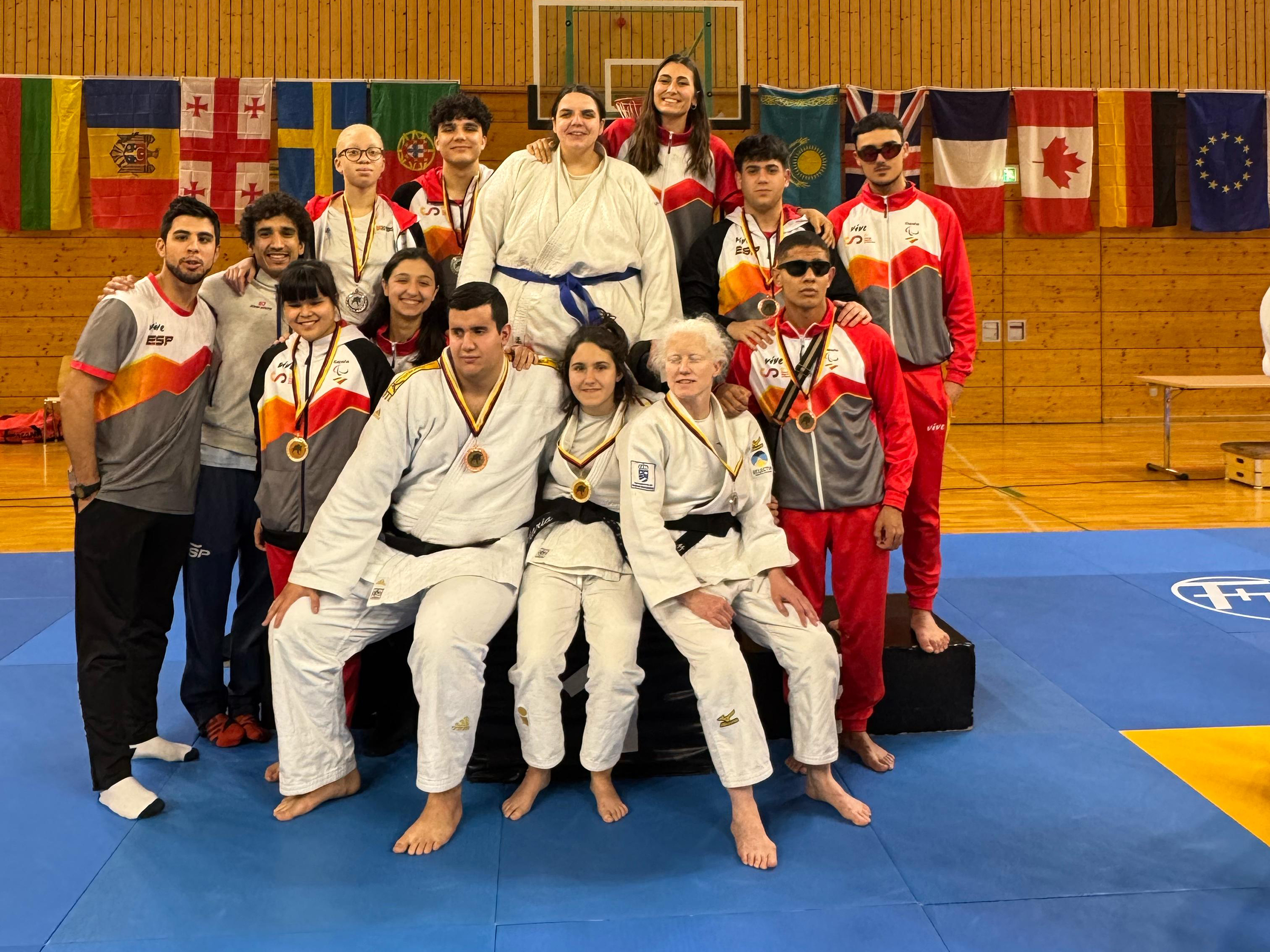 El equipo al completo, con los medallistas, y las entrenadora de la FEDC