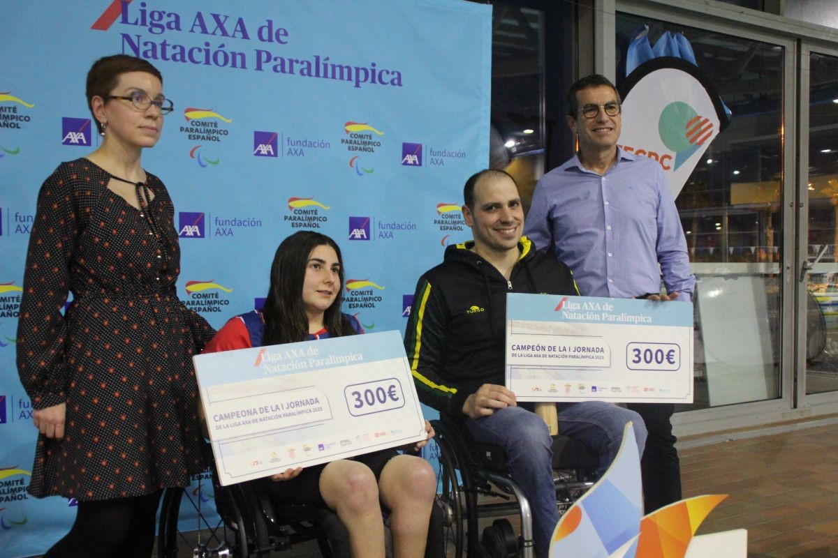 Berta García y Toni Ponce, con los cheques acreditativos como ganadores de la primera prueba de la Liga AXA de Natación Paralímpica de 2025 | Foto de CPE