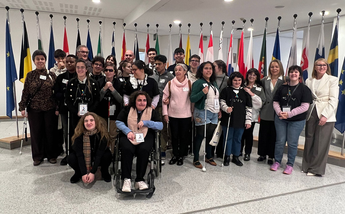 Foto de familia del grupo de estudiantes ciego y sordociegos y profesores